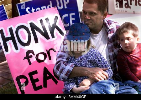 15. Februar 2003 - USA - KRT US NEWS STORY SLUGGED: USIRAQ-DEMOS KRT FOTO VON CRAIG LITTEN/TALLAHASSEE DEMOCRAT (15. Februar) TALLAHASSEE, FL-- Dewaine Rester sitzt mit seinen Kindern Mikayla Bush Rester, 6, links und Keelan, 3, Musik und Lautsprecher während einer Anti-Kriegs-Kundgebung im Park entlang der Monroe Street und Park Avenue am Samstag, den 15. Februar 2003 in Tallahassee, Florida. (lde) 2003 (Bild: © Craig Litten/mct/ZUMAPRESS.com) Stockfoto