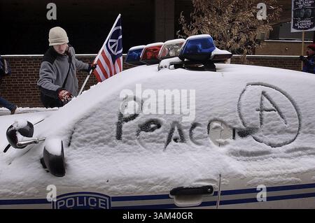 15. Februar 2003 - USA - KRT US-NACHRICHTENGESCHICHTE SCHLEPPTE: USIRAQ-DEMOS KRT FOTO VON JONATHAN WILSON/PHILADELPHIA INQUIRER (15. Februar) PHILADELPHIA, PA-- Davis Eckard schreibt Friedensslogans auf einem geparkten Polizeiauto vor dem Federal Building in der 6th & Arch Street in Philadelphia, Pennsylvania, wo etwa 5.000 Demonstranten auftauchten und Schilder Zeichen wie ''Lass' ihren eigenen Krieg kämpfen' trugen. Krieg ist schlimmer, Samstag, 15. Februar 2003. (lde) 2003 (Bild: © Jonathan Wilson/mct/ZUMAPRESS.com) Stockfoto