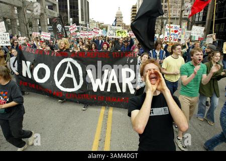 15. Februar 2003 - USA - KRT US NEWS STORY SCHLEPPTE: USIRAQ-DEMOS KRT FOTO VON ERICH SCHLEGEL/DALLAS MORNING NEWS (15. Februar) AUSTIN, TX-- Marsch die Congress Ave. Vom State Capitol aus, Shawn Rice, vorne rechts, war unter mehreren tausend Demonstranten, die ihre Meinung gegen den möglichen Krieg gegen den von den USA geführten Irak in Austin, Texas, am Samstag, 15. Februar 2003, äußerten. (lde) 2003 (Bild: © Erich Schlegel/mct/ZUMAPRESS.com) Stockfoto