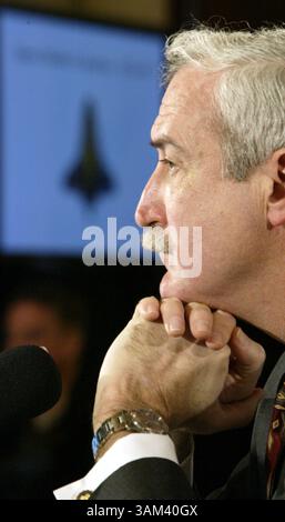 12. Februar 2003 - US - KRT US NEWS STORY SLUGGED: SHUTTLE KRT FOTO VON CHUCK KENNEDY/KRT (12. Februar) WASHINGTON, DC -- NASA-Administrator Sean O'Keefe sagt bei einer Anhörung über die Tragödie des Space Shuttle Columbia am Mittwoch, 12. Februar 2003 aus. (gsb) 2003 (Bild: © Chuck Kennedy/mct/ZUMAPRESS.com) Stockfoto