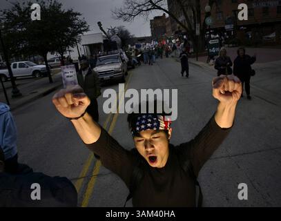 15. Februar 2003 - USA - KEINE MAGIE, KEINE VERKÄUFE -- KRT US-NEWS-STORY SCHLEPPTE: USIRAQ-DEMOS KRT FOTO VON JOSEPH VICTOR STEFANCHIK/DALLAS MORNING NEWS (15. Februar) DALLAS, TX--- ''''Ich glaube nicht an diesen Krieg'''''''' sagte Marc Rivera von Richardson, während einer FRIEDENSDEMONSTRATION in der Innenstadt von DALLAS, Texas, Samstag, 15. Februar 2003. Die Kundgebung wurde von der Dallas Coalition Against war in Iraq gesponsert. (lde) 2003 (Bild: © Joseph Victor Stefanchik/mct/ZUMAPRESS.com) Stockfoto