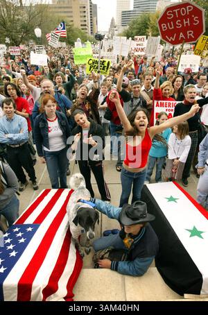 15. Februar 2003 - USA - KRT US NEWS STORY SCHLEPPTE: USIRAQ-DEMOS KRT FOTO VON ERICH SCHLEGEL/DALLAS MORNING NEWS (15. Februar) AUSTIN, TX-- Sierra Zambrano (rot, vorne rechts) und Tiger Davis mit seinem Hund Blue, Front, waren unter mehreren tausend Demonstranten, die ihre Meinung im State Capitol in Austin, Texas, gegen den möglichen Krieg der USA gegen den Irak am 15. Februar 2003 äußerten. (lde) 2003 (Bild: © Erich Schlegel/mct/ZUMAPRESS.com) Stockfoto