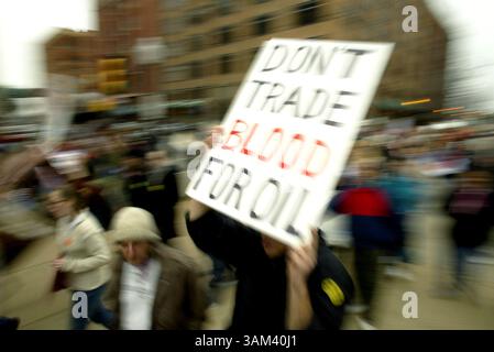 15. Februar 2003 - USA - KEINE MAGIE, KEINE VERKÄUFE -- KRT US NEWS STORY SCHLEPPTE: USIRAQ-DEMOS KRT FOTO VON JOSEPH VICTOR STEFANCHIK/DALLAS MORNING NEWS (15. Februar) DALLAS, TX-- Teilnehmer an einem friedensmarsch und einer Kundgebung machen sich am Samstag, 15. Februar 2003 durch die Innenstadt von Dallas, Texas. (lde) 2003 (Bild: © Joseph Victor Stefanchik/mct/ZUMAPRESS.com) Stockfoto