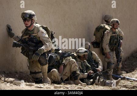 19. Februar 2003 - USA - KRT WORLD NEWS STORY SLUGGED: AFGHANISCH-US KRT FOTO VON DAVID SWANSON/PHILADELPHIA INQUIRER (21. Februar) erwartet Schlacht, US-Soldat aus den 82. Luftdurchsuchdörfern im Baghran-Tal, wo Taliban und möglicherweise Al Qaida gesichtet wurden, 19. Februar 2003. Im Baghran-Tal südlich des Helmond-Flusses stürzten Truppen in der Operation Viper ab, eine Operation, die voraussichtlich drei Wochen dauern wird, während Soldaten von Dorf zu Dorf und Haus zu Haus ziehen, um nach militärischem Material und Anzeichen von Taliban- und Al-Qaida-Sympathisanten zu suchen. (lde) 2003 (Kredit Stockfoto