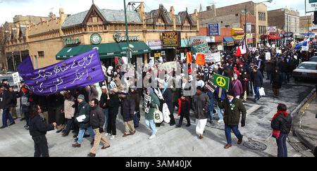 15. Februar 2003 - USA - KRT US NEWS STORY SCHLEPPTE: USIRAQ-DEMOS KRT FOTO VON ALEX GARCIA/CHICAGO TRIBUNE (15. Februar) CHICAGO, IL-- Tausende von Menschen nahmen an der Antikriegsproteste in Chicago, Illinois Teil, um sich einem drohenden US-geführten Angriff gegen den Irak zu widersetzen, Samstag, 15. Februar 2003. (lde) 2003 (Bild: © Alex Garcia/mct/ZUMAPRESS.com) Stockfoto