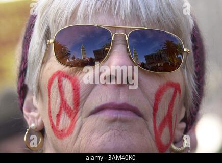 16. Februar 2003 - USA - KRT US NEWS STORY SLUGGED: USIRAQ-DEMOS KRT FOTO VON JOSE CARLOS FAJARDO/CONTRA COSTA TIMES (16. Februar) SAN FRANCISCO, CA -- June Legler aus El Grenada blickt auf das Ferry Building, während er am Sonntag, 16. Februar 2003 während einer Anti-Kriegskundgebung die Market Street in San Francisco, Kalifornien, durchmarschiert. (nk) 2003 (Bild: © Jose Carlos Fajardo/mct/ZUMAPRESS.com) Stockfoto