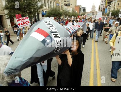 15. Februar 2003 - USA - KRT US NEWS STORY SCHLEPPTE: USIRAQ-DEMOS KRT FOTO VON ERICH SCHLEGEL/DALLAS MORNING NEWS (15. Februar) AUSTIN, TX-- Mitglieder des Austin Pagan Clusters tragen einen symbolischen Missetat, während sie die Congress Ave. hinuntermarschieren, unter mehreren tausend Demonstranten, die ihre Meinung gegen den möglichen Krieg der USA gegen den Irak in Austin, Texas, am Samstag, 15. Februar 2003, äußern. (lde) 2003 (Bild: © Erich Schlegel/mct/ZUMAPRESS.com) Stockfoto