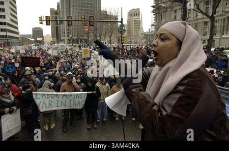 15. Februar 2003 - USA - KRT US-NEWS STORY SCHLEPPTE: USIRAQ-DEMOS KRT FOTO VON JONATHAN WILSON/PHILADELPHIA INQUIRER (15. Februar) PHILADELPHIA, PA--- Sprecher Hadeeba Ali spricht die Menge von einem Tieflader in Philadelphia, Pennsylvania an, wo etwa 5.000 Demonstranten auftauchten und Schilder wie ''Lass die Reichen ihren eigenen Krieg kämpfen'' und ''Saddam ist schlecht. Krieg ist schlimmer, Samstag, 15. Februar 2003. (lde) 2003 (Bild: © Jonathan Wilson/mct/ZUMAPRESS.com) Stockfoto