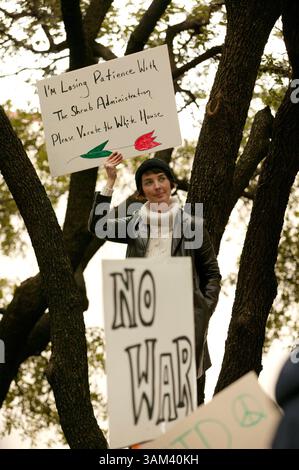 15. Februar 2003 - USA - KEINE MAGIE, KEINE VERKÄUFE -- KRT US NEWS STORY SCHLEPPTE: USIRAQ-DEMOS KRT FOTO VON JOSEPH VICTOR STEFANCHIK/DALLAS MORNING NEWS (15. Februar) DALLAS, TX--- ''''Ich liebe mein Land, aber kann die Verantwortung nicht tragen, der Aggressor in einem ungerechten Krieg zu sein''''''''' sagte Tina Williams aus Dallas, während einer friedensmarsch und Kundgebung in Dallas, am Samstag, 15. Februar 2003 in Dallas. (lde) 2003 (Bild: © Joseph Victor Stefanchik/mct/ZUMAPRESS.com) Stockfoto