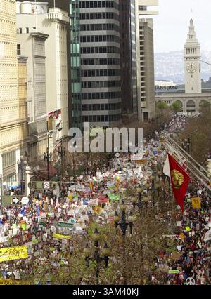 16. Februar 2003 - USA - KRT US NEWS STORY SLUGGED: USIRAQ-DEMOS KRT FOTO VON JOSE CARLOS FAJARDO/CONTRA COSTA TIMES (16. Februar) SAN FRANCISCO, CA - Anti-war-Demonstranten marschieren am Sonntag, 16. Februar 2003 die Market Street in San Francisco, Kalifornien. (nk) 2003 (Bild: © Jose Carlos Fajardo/mct/ZUMAPRESS.com) Stockfoto