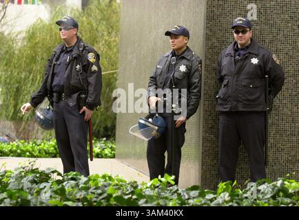 16. Februar 2003 - USA - KRT US NEWS STORY SLUGGED: USIRAQ-DEMOS KRT FOTO VON JOSE CARLOS FAJARDO/CONTRA COSTA TIMES (16. Februar) SAN FRANCISCO, CA -- Ein Polizist aus San Francisco raucht am Sonntag, den 16. Februar 2003, während Anti-Kriegs-Demonstranten die Market Street in San Francisco, Kalifornien heruntermarschieren. (nk) 2003 (Bild: © Jose Carlos Fajardo/mct/ZUMAPRESS.com) Stockfoto