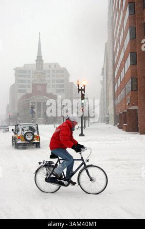 16. Februar 2003 - USA - KRT US NEWS STORY SLUGGED: WEA-SCHNEESTURM KRT FOTO VON KEN CEDENO/KRT (16. Februar) WASHINGTON, D.C. -- Ivo Jansen fährt mit seinem Fahrrad durch die Innenstadt von Washington, D.C. am Sonntag, den 16. Februar 2003, als ein Schneesturm durch den Nordosten der Vereinigten Staaten zieht. (nk) 2003 (Bild: © Ken Cedeno/mct/ZUMAPRESS.com) Stockfoto