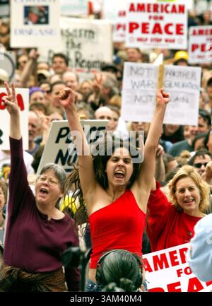 15. Februar 2003 - USA - KRT US NEWS STORY SCHLEPPTE: USIRAQ-DEMOS KRT FOTO VON ERICH SCHLEGEL/DALLAS MORNING NEWS (15. Februar) AUSTIN, TX-- Sierra Zambrano aus Austin, Texas (rot), war unter mehreren tausend Demonstranten, die ihre Meinung im State Capitol in Austin, Texas, gegen den möglichen Krieg der USA mit dem Irak, am Samstag, 15. Februar 2003, äußerten. (lde) 2003 (Bild: © Erich Schlegel/mct/ZUMAPRESS.com) Stockfoto