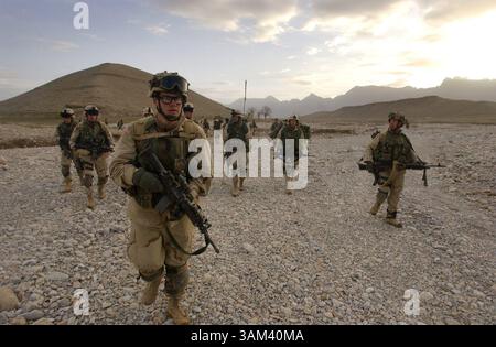 19. Februar 2003 - USA - KRT WORLD NEWS STORY SLUGGED: AFGHANISCH-US KRT FOTO VON DAVID SWANSON/PHILADELPHIA INQUIRER (21. Februar) US-Soldaten patrouillieren Baghran Valley, wo Taliban und möglicherweise Al Qaida gesichtet wurden, 19. Februar 2003. Im Baghran-Tal südlich des Helmond-Flusses stürzten Truppen in der Operation Viper ab, eine Operation, die voraussichtlich drei Wochen dauern wird, während Soldaten von Dorf zu Dorf und Haus zu Haus ziehen, um nach militärischem Material und Anzeichen von Taliban- und Al-Qaida-Sympathisanten zu suchen. (lde) 2003 (Bild: © Philadelphia Inquirer/mct/ZUMAPRESS.com) Stockfoto