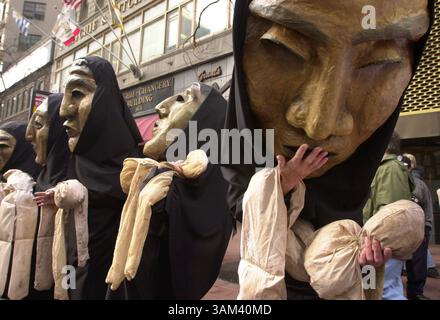 16. Februar 2003 - USA - KRT US NEWS STORY SCHLEPPTE: USIRAQ-DEMOS KRT FOTO VON JOSE CARLOS FAJARDO/CONTRA COSTA TIMES (16. Februar) SAN FRANCISCO, CA -- ''trauernde Mütter'' und Tausende Anti-Kriegs-Demonstranten marschierten die Market Street in San Francisco, Kalifornien, um gegen den Krieg gegen den Irak am Sonntag, den 16. Februar 2003 zu protestieren. (nk) 2003 (Bild: © Jose Carlos Fajardo/mct/ZUMAPRESS.com) Stockfoto