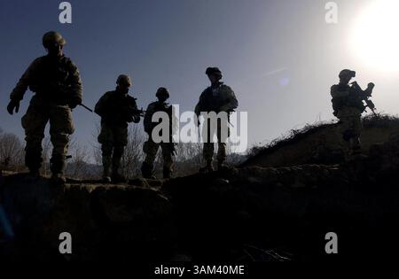 19. Februar 2003 - USA - KRT WORLD NEWS STORY SLUGGED: AFGHANISCH-US KRT FOTO VON DAVID SWANSON/PHILADELPHIA INQUIRER (21. Februar) US-Soldaten der 82. Luftlande suchen das Gelände nach Waffen im Baghran Valley, wo Taliban und möglicherweise Al Qaida gesichtet wurden, 19. Februar 2003. Im Baghran-Tal südlich des Helmond-Flusses stürzten Truppen in der Operation Viper ab, eine Operation, die voraussichtlich drei Wochen dauern wird, während Soldaten von Dorf zu Dorf und Haus zu Haus ziehen, um nach militärischem Material und Anzeichen von Taliban- und Al-Qaida-Sympathisanten zu suchen. (lde) 2003 (Kreditbild: Stockfoto