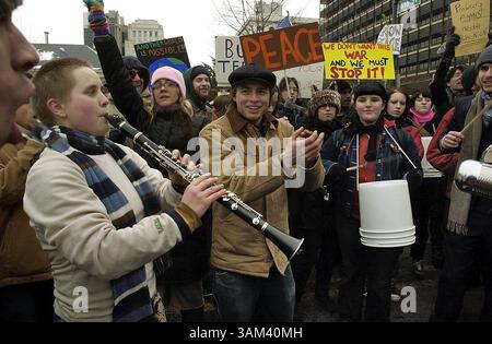 15. Februar 2003 - USA - KRT US NEWS STORY SLUGGED: USIRAQ-DEMOS KRT FOTO VON JONATHAN WILSON/PHILADELPHIA INQUIRER (15. Februar) PHILADELPHIA, PA--- Clarientist Solei Blue unterhält die Menge der Demonstranten in der 5th Street und Market Street in Philadelphia, Pennsylvania, wo etwa 5.000 Demonstranten mit Schildern wie ''Lass die Reichen ihren eigenen Krieg kämpfen' und ''Saddam ist schlecht. Krieg ist schlimmer, Samstag, 15. Februar 2003. (lde) 2003 (Bild: © Jonathan Wilson/mct/ZUMAPRESS.com) Stockfoto