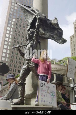 16. Februar 2003 - USA - KRT US NEWS STORY SLUGGED: USIRAQ-DEMOS KRT FOTO VON NADER KHOURI/CONTRA COSTA TIMES (16. Februar) SAN FRANCISCO, CA -- Alexandra Kowalick-Allen, 7, von Occidental hält ein Schild, während sie neben einer Skulptur steht, die den „einheimischen Söhnen des Goldenen Westens“ auf der Market Street während eines Anti-kriegsmarsches und einer Kundgebung in San Francisco, Kalifornien am Sonntag, dem 16. Februar 2003 gewidmet ist. (nk) 2003 (Bild: © Nader Khouri/mct/ZUMAPRESS.com) Stockfoto
