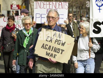 16. Februar 2003 - USA - KRT US-NEWS STORY SCHLEPPTE: USIRAQ-DEMOS KRT FOTO VON BOB PEPPING/CONTRA COSTA TIMES (16. Februar) SAN FRANCISCO, CA - George Lee aus Napa, der im Zweiten Weltkrieg ein Kriegsgefangener war, marschiert am Sonntag, den 16. Februar 2003, entlang der Market Street zum Civic Plaza für eine Anti-Kriegskundgebung. Lee sagte über den Antikriegsprotest: "Das ist ein großartiger Anlass." (nk) 2003 (Kreditbild: © Bob Pepping/mct/ZUMAPRESS.com) Stockfoto