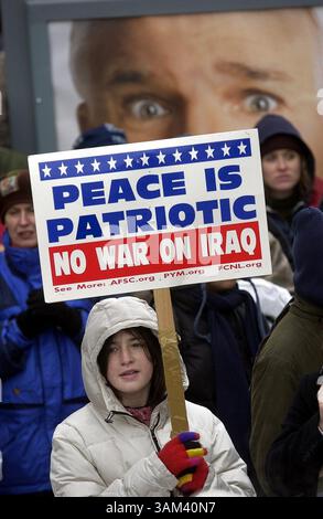 15. Februar 2003 - USA - KRT US NEWS STORY SCHLEPPTE: USIRAQ-DEMOS KRT FOTO VON JONATHAN WILSON/PHILADELPHIA INQUIRER (15. Februar) PHILADELPHIA, PA--- Ein Demonstrant trägt ein Schild in Philadelphia, Pennsylvania, wo etwa 5.000 Demonstranten auftauchten und Schilder wie ''Lass die Reichen ihren eigenen Krieg kämpfen'' und ''Saddam ist schlecht. Krieg ist schlimmer, Samstag, 15. Februar 2003. (lde) 2003 (Bild: © Jonathan Wilson/mct/ZUMAPRESS.com) Stockfoto