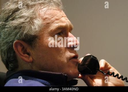 21. Februar 2003 - USA - KRT US-NEWS STORY SLUGGED: USIRAQ KRT FOTO VON ERIC DRAPER/WHITE HOUSE (21. Februar) CRAWFORD, Texas - Präsident George W. Bush spricht am Freitag, 21. Februar 2003, mit UN-Generalsekretär Kofi Annan auf seiner Ranch in Crawford, Texas. (gsb) 2003 (Bild: © PHOTOGNOSOURCE/mct/ZUMAPRESS.com) Stockfoto