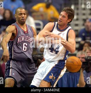 21. Februar 2003 - USA - KRT SPORTS STORY SLUGGED: NETS-WIZARDS KRT FOTO VON HARRY E. WALKER/KRT -- WASHINGTON, DC, (21. Februar) -- Kenyon Martin von New Jersey Nets (6) schlägt den Ball von Christian Laettner der Washington Wizards (44) während ihres Spiels im MCI Center in Washington, D.C. am Freitagabend. (HEW) 2003 (Kreditbild: © PHOTOGNOSOURCE/mct/ZUMAPRESS.com) Stockfoto
