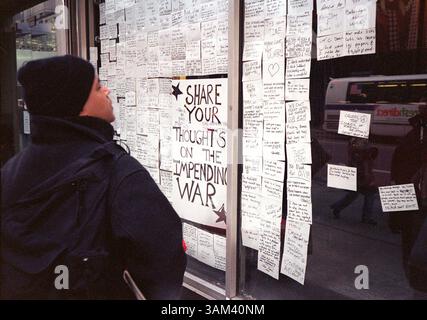 15. Februar 2003 - USA - KRT US NEWS STORY SLUGGED: USIRAQ-DEMOS KRT FOTO VON JIM MACMILLAN/PHILADELPHIA DAILY NEWS (15. Februar) NEW YORK, NY - dieses informelle Nachrichtentafel in der 42nd Street in der Nähe des Times Square trägt die Gedanken von Passanten über den bevorstehenden Krieg Samstag, 15. Februar 2003 in New York City. (lde) 2003 (Bild: © Jim Macmillan/mct/ZUMAPRESS.com) Stockfoto