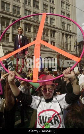 16. Februar 2003 - USA - KRT US NEWS STORY SLUGGED: USIRAQ-DEMOS KRT FOTO VON BOB PEPPING/CONTRA COSTA TIMES (16. Februar) SAN FRANCISCO, CA -- Ein grauenhaftes Bildnis von Präsident George W. Bush, der aus einer Schlinge eines Henkers schwingt, wird von einem Friedensschild eingerahmt, das Sharon Wickham, aus San Francisco, während des Anti-kriegsmarschmarsches am Sonntag, 16. Februar 2003 in San Francisco, Kalifornien, gehalten hat. (nk) 2003 (Kreditbild: © Bob Pepping/mct/ZUMAPRESS.com) Stockfoto