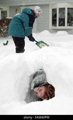 16. Februar 2003 - USA - KRT US NEWS STORY SLUGGED: WEA-SCHNEESTURM KRT FOTO VON AKIRA SUWA/PHILADELPHIA INQUIRER (16. Februar) GLOUCESTER TWP, NJ - Tricia Commons, 14, blickt aus einem kleinen Iglu, das mit ihrem Bruder Chris Commons, 11, in ihrem Vorhof in Gloucester Twp gebaut wurde. New Jersey. Der Nordosten erlebt in den letzten Jahren einen Rekordschneesturm. (nk) 2003 (Kreditbild: © Akira Suwa/mct/ZUMAPRESS.com) Stockfoto