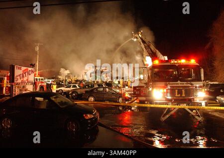 21. Februar 2003 - USA - KEINE MAGIE, KEINE VERKÄUFE -- KRT US NEWS STORY SCHLEPPTE: CLUBFIRE KRT FOTO VON GLEN OSMUNDSON/PROVIDENCE JOURNAL (21. Februar) WEST WARWICK, RI -- der Nachtclub The Station brennt am späten Donnerstag, 20. Februar 2003, wo das Feuer Dutzende tötete und mehr als 150 verletzte. (gsb) 2003 (Kreditbild: © Providence Journal/mct/ZUMAPRESS.com) Stockfoto