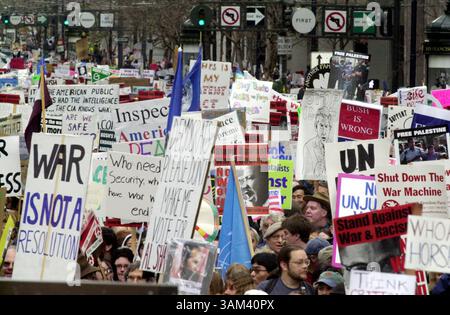 16. Februar 2003 - USA - KRT US NEWS STORY SLUGGED: USIRAQ-DEMOS KRT FOTO VON NADER KHOURI/CONTRA COSTA TIMES (16. Februar) SAN FRANCISCO, CA - Market Street in San Francisco, Kalifornien ist voller Schilder, während sich die Demonstranten während eines Anti-Kriegs-marsches und einer Kundgebung am Sonntag, den 16. Februar 2003, zum Civic Center begeben. Schätzungsweise hunderttausend Menschen schlossen sich dem marsch an, um gegen den Krieg gegen den Irak zu protestieren. (nk) 2003 (Bild: © Nader Khouri/mct/ZUMAPRESS.com) Stockfoto