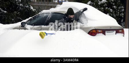 17. Februar 2003 - USA - KRT US NEWS STORY SLUGGED: WEA-SCHNEESTURM KRT FOTO VON JONATHAN WILSON/PHILADELPHIA INQUIRER (17. Februar) CLAYMONT, DE - Samuel Wein, 15, hilft bei den Bemühungen, das Auto seiner Familie am Montag, 17. Februar 2003, aus den Schneewehungen in Claymont, Deleware, zu graben. (gsb) 2003 (Kreditbild: © Ron Cortes/mct/ZUMAPRESS.com) Stockfoto