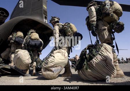 19. Februar 2003 - USA - KRT WORLD NEWS STORY SLUGGED: AFGHANISCH-US KRT FOTO VON DAVID SWANSON/PHILADELPHIA INQUIRER (21. Februar) US-Soldaten gehen an Bord eines Chinook 47 für Operation Viper im Bahgran Valley, 19. Februar 2003. Im Baghran-Tal südlich des Helmond-Flusses stürzten Truppen in der Operation Viper ab, eine Operation, die voraussichtlich drei Wochen dauern wird, während Soldaten von Dorf zu Dorf und Haus zu Haus ziehen, um nach militärischem Material und Anzeichen von Taliban- und Al-Qaida-Sympathisanten zu suchen. (lde) 2003 (Bild: © Philadelphia Inquirer/mct/ZUMAPRESS.com) Stockfoto