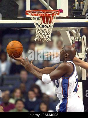 21. Februar 2003 - USA - KRT SPORTS STORY SLUGGED: NETS-WIZARDS KRT FOTO VON HARRY E. WALKER/KRT - WASHINGTON DC, (21. Februar) - WASHINGTON Wizards' Michael Jordan (23) erzielte am Freitag Abend gegen die New Jersey Nets, die im MCI Center in Washington, D.C. gespielt wurden. (HEW) 2003 (Kreditbild: © PHOTOGNOSOURCE/mct/ZUMAPRESS.com) Stockfoto