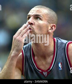 21. Februar 2003 - USA - KRT SPORTS STORY SLUGGED: NETS-WIZARDS KRT FOTO VON HARRY E. WALKER/KRT -- WASHINGTON, DC, (21. Februar) -- New Jersey Nets Jason Kidd (5) küsst seine Hand, als er während ihres Spiels gegen die Washington Wizards im MCI Center in Washington, D.C. einen technischen Freiwurf schießt. (HEW) 2003 (Kreditbild: © PHOTOGNOSOURCE/mct/ZUMAPRESS.com) Stockfoto