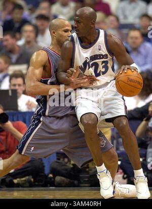 21. Februar 2003 – USA – KRT SPORTS STORY SLUGGED: NETS-WIZARDS KRT FOTO VON HARRY E. WALKER/KRT – WASHINGTON, DC, (21. Februar) – Michael Jordan von Washingtgo Wizards (23) wird von Richard Jefferson (24) von New Jersey Nets verteidigt, während ihr Spiel am Freitag Abend im MCI Center in Washington, D.C. gespielt wird. (HEW) 2003 (Kreditbild: © PHOTOGNOSOURCE/mct/ZUMAPRESS.com) Stockfoto