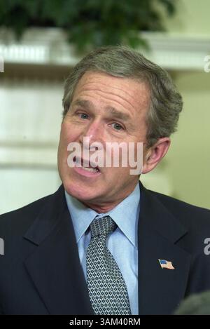 19. Februar 2003 - USA - KRT US-NACHRICHTENGESCHICHTE SCHLEPPTE: USIRAQ KRT FOTO VON CHUCK KENNEDY/KRT (18. Februar) WASHINGTON, D.C. -- Präsident George W. Bush trifft sich am Mittwoch, 18. Februar 2003, mit NATO-Generalsekretär Lord Robertson im Oval Office des Weißen Hauses. (nk) 2003 (Bild: © PHOTOGNOSOURCE/mct/ZUMAPRESS.com) Stockfoto