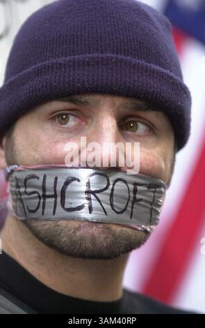 16. Februar 2003 - USA - KRT US NEWS STORY SLUGGED: USIRAQ-DEMOS KRT FOTO VON BOB PEPPING/CONTRA COSTA TIMES (16. Februar) SAN FRANCISCO, CA -- Francisco Rodriguez aus San Francisco, verwendet Klebeband über seinen Mund, um seine Meinung zu veranschaulichen, dass Stimmen des Andersdenkenden in Amerika während der Anti-Kriegskundgebung am Sonntag, 16. Februar 2003 in San Francisco, Kalifornien, erstickt werden. (nk) 2003 (Kreditbild: © Bob Pepping/mct/ZUMAPRESS.com) Stockfoto
