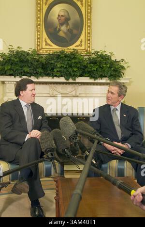 19. Februar 2003 - USA - KRT US-NACHRICHTENGESCHICHTE SCHLEPPTE: USIRAQ KRT FOTO VON CHUCK KENNEDY/KRT (18. Februar) WASHINGTON, D.C. -- Präsident George W. Bush trifft sich am Mittwoch, 18. Februar 2003, mit NATO-Generalsekretär Lord Robertson im Oval Office des Weißen Hauses. (nk) 2003 (Bild: © PHOTOGNOSOURCE/mct/ZUMAPRESS.com) Stockfoto