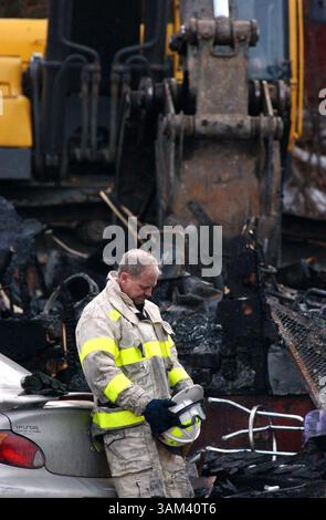 21. Februar 2003 - USA - KEINE MAGIE, KEINE VERKÄUFE -- KRT US-NACHRICHTENGESCHICHTE SCHLEPPTE: CLUBFIRE KRT FOTO VON BOB THAYER/PROVIDENCE JOURNAL (21. Februar) WEST WARWICK, RI -- Pater Don Milligan, ein Feuerwehrkaplan, steht am Freitag, 21. Februar 2003, still vor einem Nachtclub, wo ein Feuer Dutzende tötete und mehr als 150 verletzte. (gsb) 2003 (Kreditbild: © Providence Journal/mct/ZUMAPRESS.com) Stockfoto