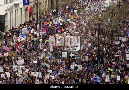 16. Februar 2003 - USA - KRT US NEWS STORY SLUGGED: USIRAQ-DEMOS KRT FOTO VON JOSE CARLOS FAJARDO/CONTRA COSTA TIMES (16. Februar) SAN FRANCISCO, CA - Anti-war-Demonstranten marschieren am Sonntag, 16. Februar 2003 die Market Street in San Francisco, Kalifornien. (nk) 2003 (Bild: © Jose Carlos Fajardo/mct/ZUMAPRESS.com) Stockfoto