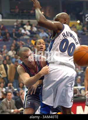 21. Februar 2003 - USA - KRT SPORTS STORY SLUGGED: NETS-WIZARDS KRT FOTO VON HARRY E. WALKER/KRT -- WASHINGTON, DC, (21. Februar) -- Jason Kidd von New Jersey Nets (5) spielt den Ball um Brendan Haywood von Washington Wizards (00) während ihres Spiels im MCI Center in Washington, D.C. am Freitagabend. (HEW) 2003 (Kreditbild: © PHOTOGNOSOURCE/mct/ZUMAPRESS.com) Stockfoto