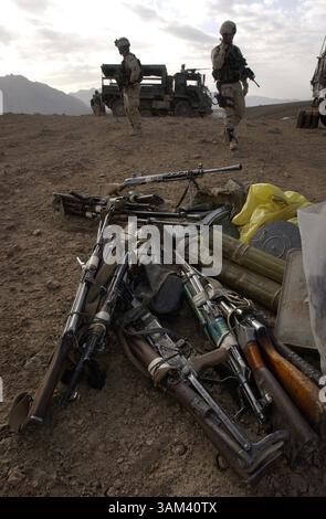 19. Februar 2003 - USA - KRT WORLD NEWS STORY SLUGGED: AFGHANISCH-US KRT FOTO VON DAVID SWANSON/PHILADELPHIA INQUIRER (21. Februar) US-Soldaten bewachen einen Haufen konfiszierter Waffen, die in Verbindungen im Baghran-Tal gefunden wurden, wo Taliban und möglicherweise Al Qaida gesichtet wurden, 19. Februar 2003. Im Baghran-Tal südlich des Helmond-Flusses stürzten Truppen in der Operation Viper ab, eine Operation, die voraussichtlich drei Wochen dauern wird, während Soldaten von Dorf zu Dorf und Haus zu Haus ziehen, um nach militärischem Material und Anzeichen von Taliban- und Al-Qaida-Sympathisanten zu suchen. (lde) 2003. Stockfoto