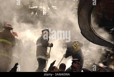21. Februar 2003 - USA - KEINE MAGIE, KEINE VERKÄUFE -- KRT US-NACHRICHTEN SCHLEPPTEN: CLUBFIRE KRT FOTO VON MARY MURPHY/PROVIDENCE JOURNAL (21. Februar) WEST WARWICK, RI -- Arbeiter sortieren Trümmer Freitag, 21. Februar 2003, in einem Nachtclub, wo ein Feuer Dutzende tötete und mehr als 150 verletzte. (gsb) 2003 (Kreditbild: © Providence Journal/mct/ZUMAPRESS.com) Stockfoto