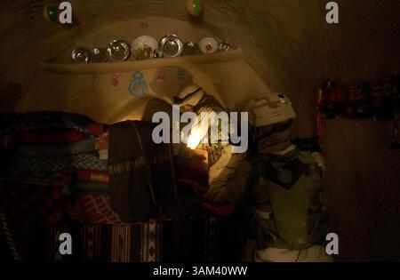 19. Februar 2003 - USA - KRT WORLD NEWS STORY SLUGGED: AFGHANISCH-US KRT FOTO VON DAVID SWANSON/PHILADELPHIA INQUIRER (21. Februar) US-Soldaten durchsuchen ein Haus in Walakohr nach Waffen, 19. Februar 2003. Im Baghran-Tal südlich des Helmond-Flusses stürzten Truppen in der Operation Viper ab, eine Operation, die voraussichtlich drei Wochen dauern wird, während Soldaten von Dorf zu Dorf und Haus zu Haus ziehen, um nach militärischem Material und Anzeichen von Taliban- und Al-Qaida-Sympathisanten zu suchen. (lde) 2003 (Bild: © Philadelphia Inquirer/mct/ZUMAPRESS.com) Stockfoto