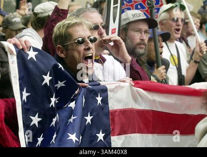16. Februar 2003 - USA - KRT US NEWS STORY SLUGGED: USIRAQ-DEMOS KRT FOTO VON NADER KHOURI/CONTRA COSTA TIMES (16. Februar) SAN FRANCISCO, CA -- Rick Hermann aus San Jose, Kalifornien, schreit, als eine Welle von Jubel auf dem Weg durch die Market Street während einer Anti-Kriegskundgebung am Sonntag, 16. Februar 2003, in San Francisco, Kalifornien. (nk) 2003 (Bild: © Nader Khouri/mct/ZUMAPRESS.com) Stockfoto