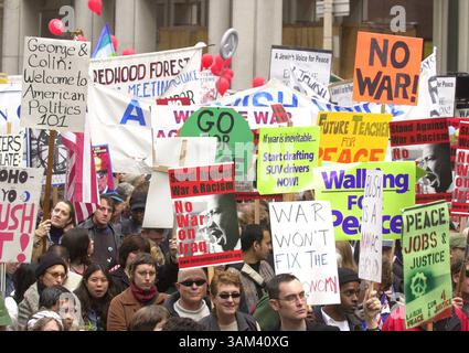 16. Februar 2003 - USA - KRT US NEWS STORY SLUGGED: USIRAQ-DEMOS KRT FOTO VON JOSE CARLOS FAJARDO/CONTRA COSTA TIMES (16. Februar) SAN FRANCISCO, CA - Anti-war-Demonstranten marschieren am Sonntag, 16. Februar 2003 die Market Street in San Francisco, Kalifornien. (nk) 2003 (Bild: © Jose Carlos Fajardo/mct/ZUMAPRESS.com) Stockfoto