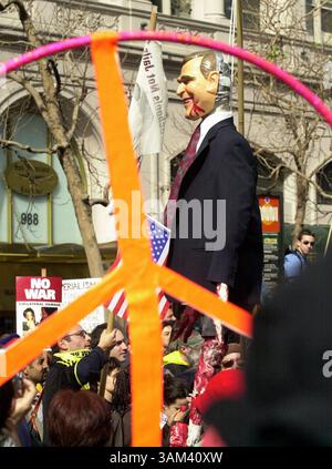 16. Februar 2003 - USA - KRT US NEWS STORY SLUGGED: USIRAQ-DEMOS KRT FOTO VON BOB PEPPING/CONTRA COSTA TIMES (16. Februar) SAN FRANCISCO, CA -- Ein grauenhaftes Bildnis von Präsident George W. Bush, der aus einer Schlinge eines Henkers schwingt, wird von einem Friedensschild eingerahmt, das Sharon Wickham, aus San Francisco, während des Anti-kriegsmarschmarsches am Sonntag, 16. Februar 2003 in San Francisco, Kalifornien, gehalten hat. (nk) 2003 (Kreditbild: © Bob Pepping/mct/ZUMAPRESS.com) Stockfoto