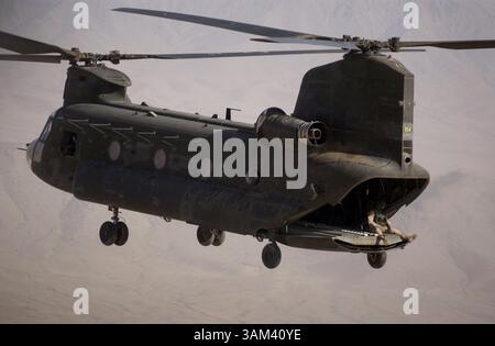 19. Februar 2003 - USA - KRT WORLD NEWS STORY SLUGGED: AFGHANISCH-US KRT FOTO VON DAVID SWANSON/PHILADELPHIA INQUIRER (21. Februar) Ein Tailgunner sitzt auf der Hinterrampe eines Chinook 47 auf einer Rückreise nach Kandahar, 21. Februar 2003. Im Baghran-Tal südlich des Helmond-Flusses stürzten Truppen in der Operation Viper ab, eine Operation, die voraussichtlich drei Wochen dauern wird, während Soldaten von Dorf zu Dorf und Haus zu Haus ziehen, um nach militärischem Material und Anzeichen von Taliban- und Al-Qaida-Sympathisanten zu suchen. (lde) 2003 (Bild: © Philadelphia Inquirer/mct/ZUMAPRESS.com) Stockfoto