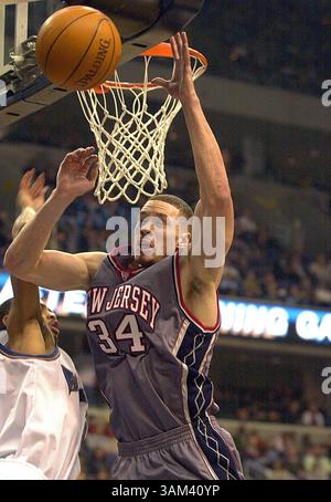 21. Februar 2003 - USA - KRT SPORTS STORY SLUGGED: NETS-WIZARDS KRT FOTO VON HARRY E. WALKER/KRT -- WASHINGTON, DC, (21. Februar) -- New Jersey Nets' Aaron Williams (34) wird von Juan Dixon (3) von Washington Wizards während ihres Spiels im MCI Center in Washington, D.C. am Freitagabend angegriffen. (HEW) 2003 (Kreditbild: © PHOTOGNOSOURCE/mct/ZUMAPRESS.com) Stockfoto
